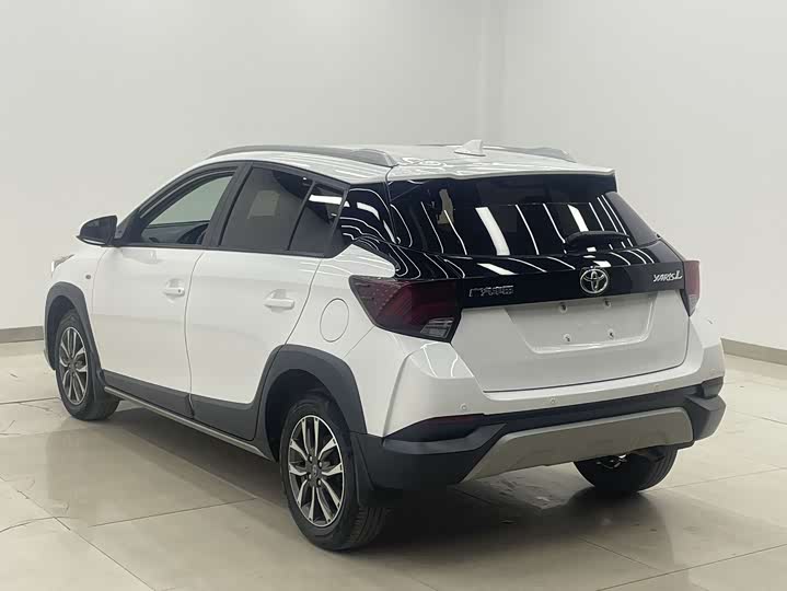 Фото 4 - Toyota Yaris L Hatchback