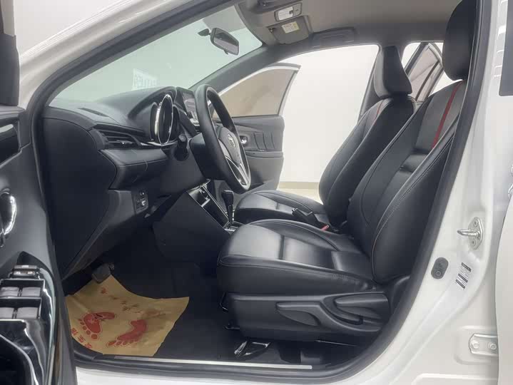 Фото 7 - Toyota Yaris L Hatchback