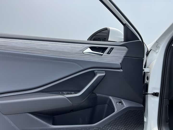 Фото 10 - Volkswagen Sagitar L