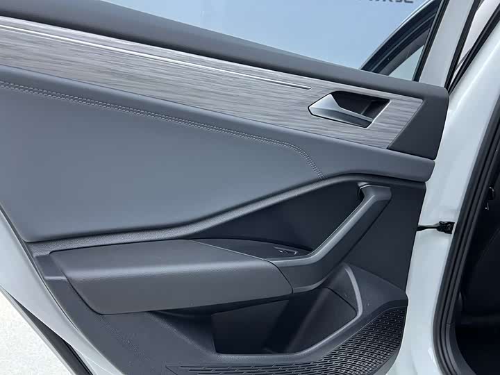 Фото 12 - Volkswagen Sagitar L