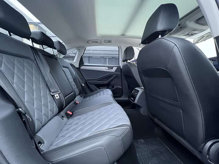 Фото 14 - Volkswagen Sagitar L