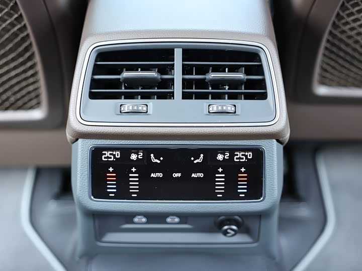 Фото 11 - Audi A7L