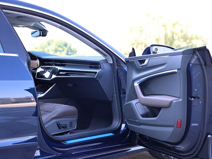 Фото 16 - Audi A7L