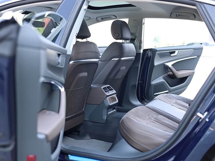 Фото 17 - Audi A7L