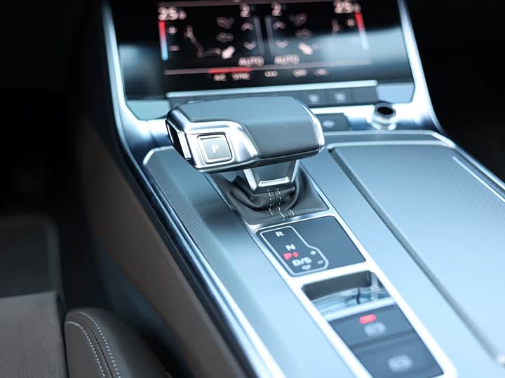 Фото 18 - Audi A7L