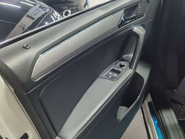 Фото 13 - Volkswagen Tiguan L Pro