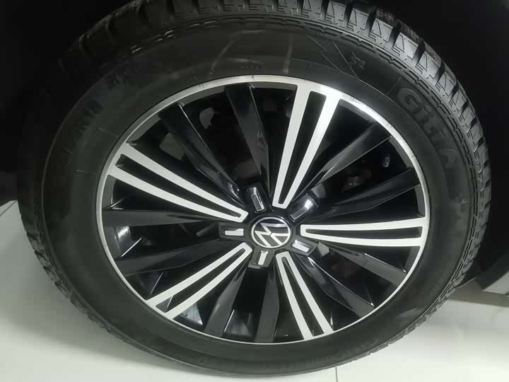 Фото 19 - Volkswagen Tiguan L Pro