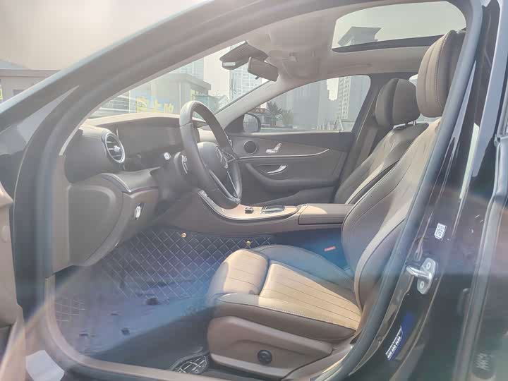 Фото 10 - Mercedes-Benz E-Class