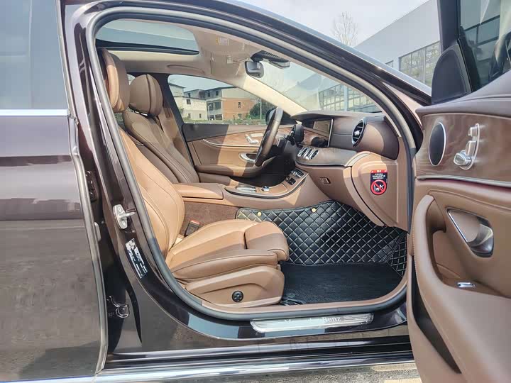 Фото 7 - Mercedes-Benz E-Class