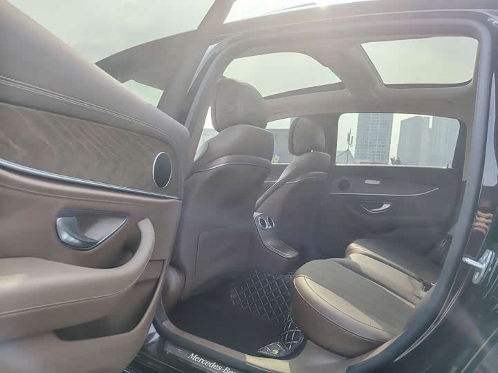 Фото 9 - Mercedes-Benz E-Class