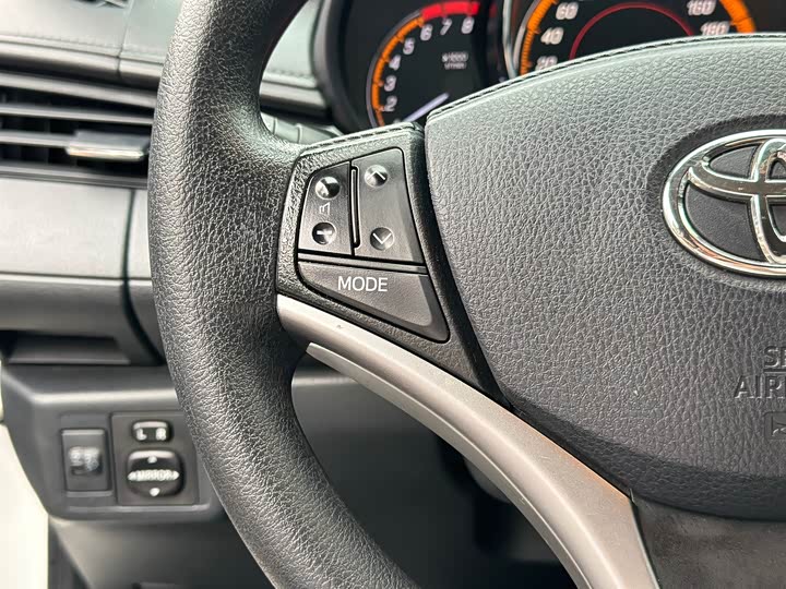 Фото 10 - Toyota Yaris L Hatchback