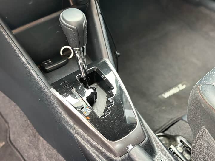 Фото 14 - Toyota Yaris L Hatchback