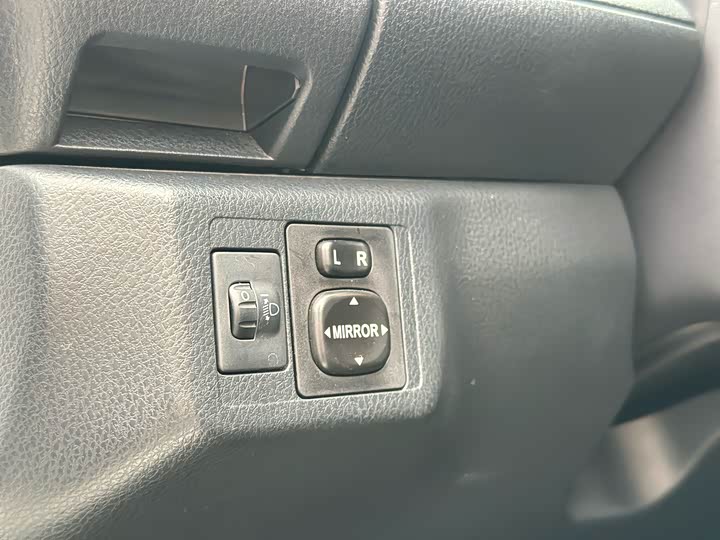 Фото 15 - Toyota Yaris L Hatchback