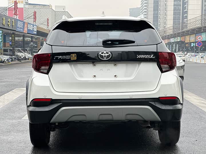 Фото 4 - Toyota Yaris L Hatchback