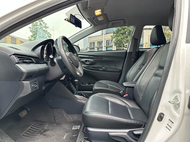 Фото 5 - Toyota Yaris L Hatchback