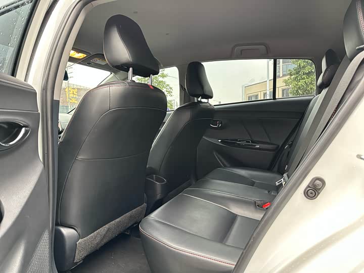 Фото 6 - Toyota Yaris L Hatchback