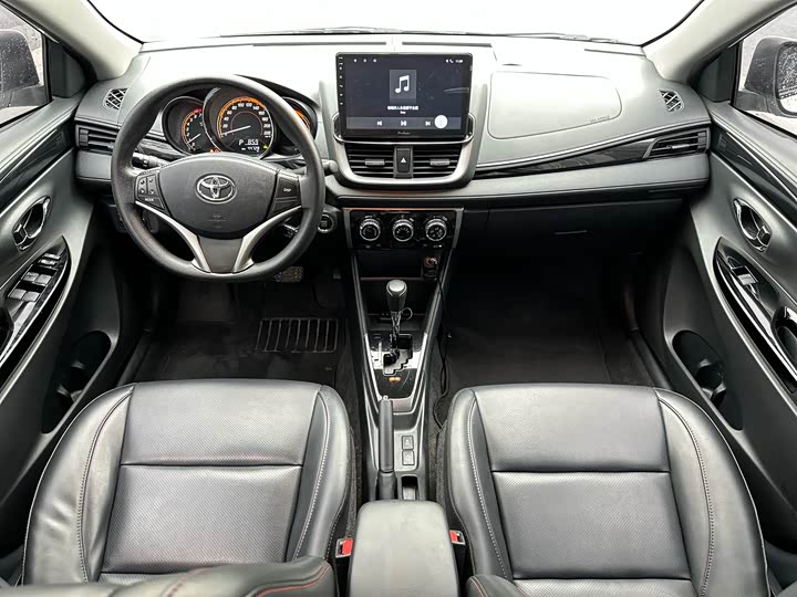 Фото 7 - Toyota Yaris L Hatchback