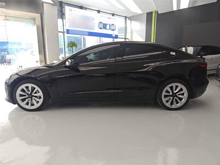 Фото 5 - Tesla Model 3