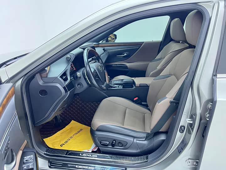 Фото 2 - Lexus ES