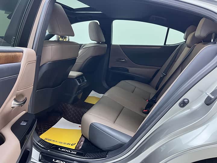 Фото 3 - Lexus ES