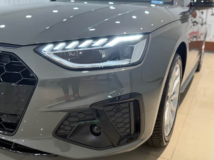 Фото 14 - Audi A4