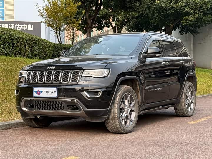 Фото 1 - Jeep Grand Cherokee