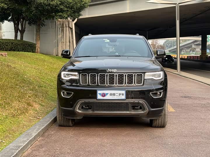 Фото 2 - Jeep Grand Cherokee