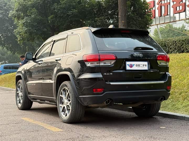 Фото 4 - Jeep Grand Cherokee