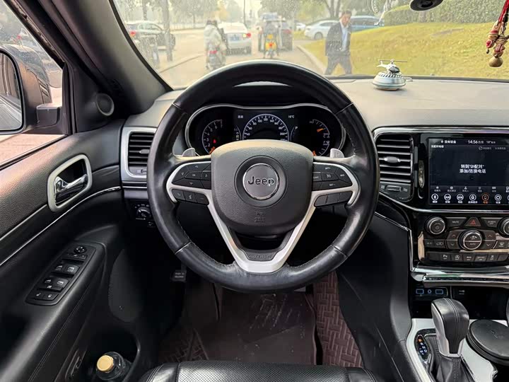 Фото 6 - Jeep Grand Cherokee