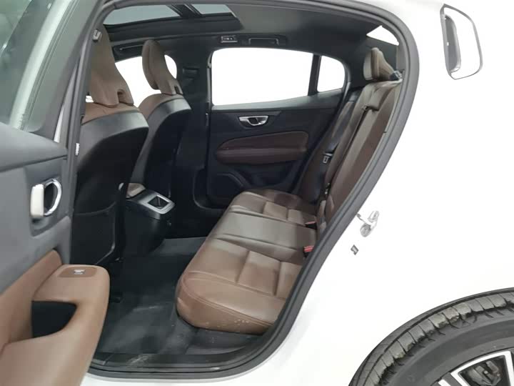 Фото 15 - Volvo S60