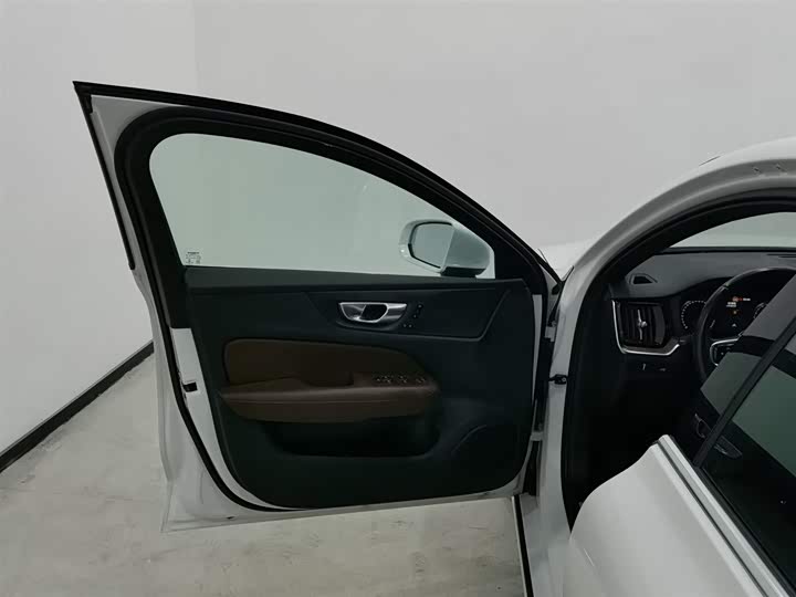 Фото 8 - Volvo S60