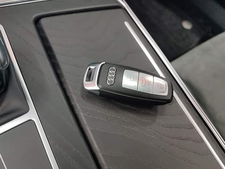 Фото 9 - Audi A6L