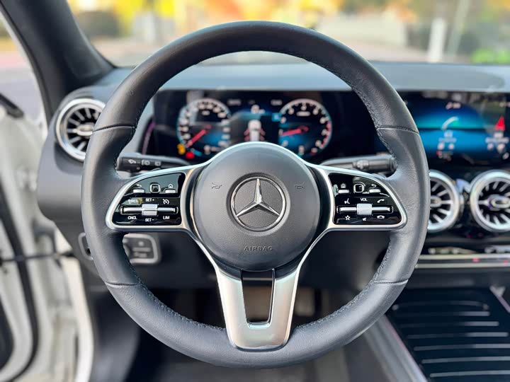 Фото 13 - Mercedes-Benz GLB-Class