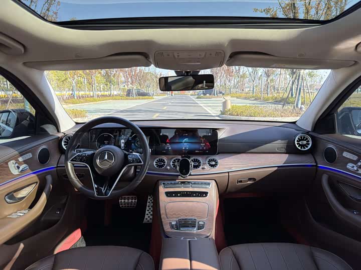 Фото 10 - Mercedes-Benz E-Class