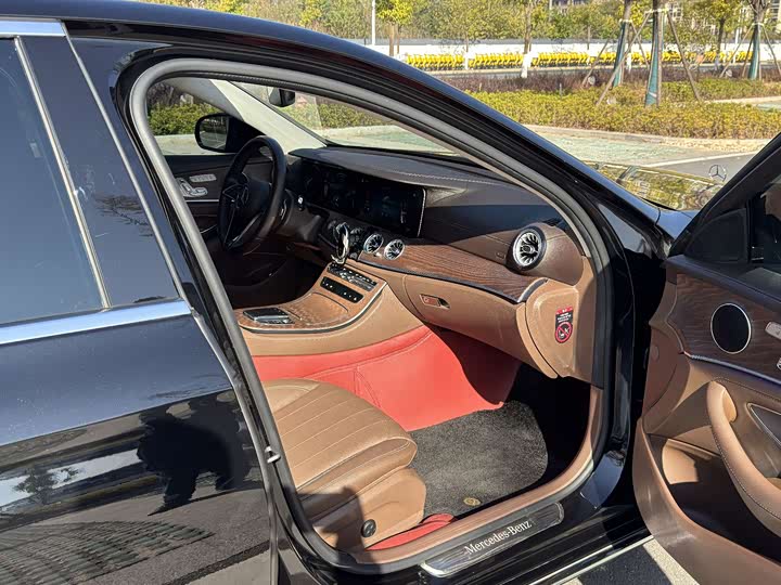 Фото 11 - Mercedes-Benz E-Class