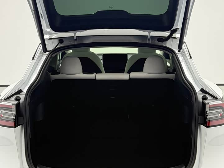 Фото 14 - Tesla Model Y