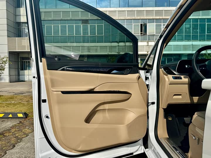 Фото 5 - Buick GL8 Hybrid