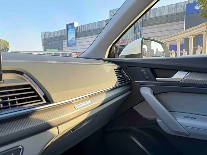 Фото 11 - Audi Q5L