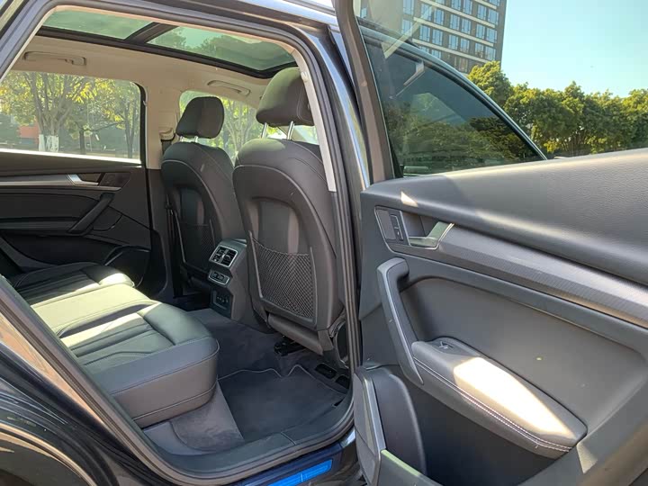 Фото 17 - Audi Q5L