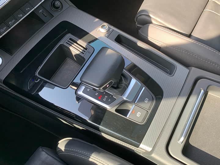 Фото 21 - Audi Q5L