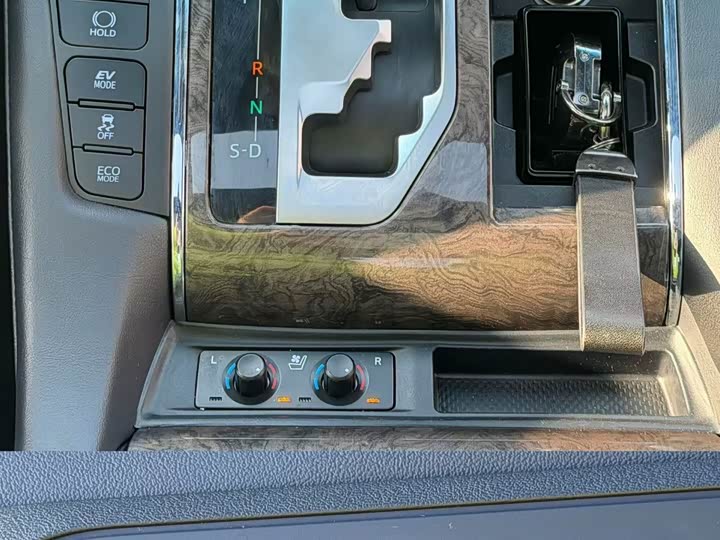 Фото 8 - Toyota Vellfire