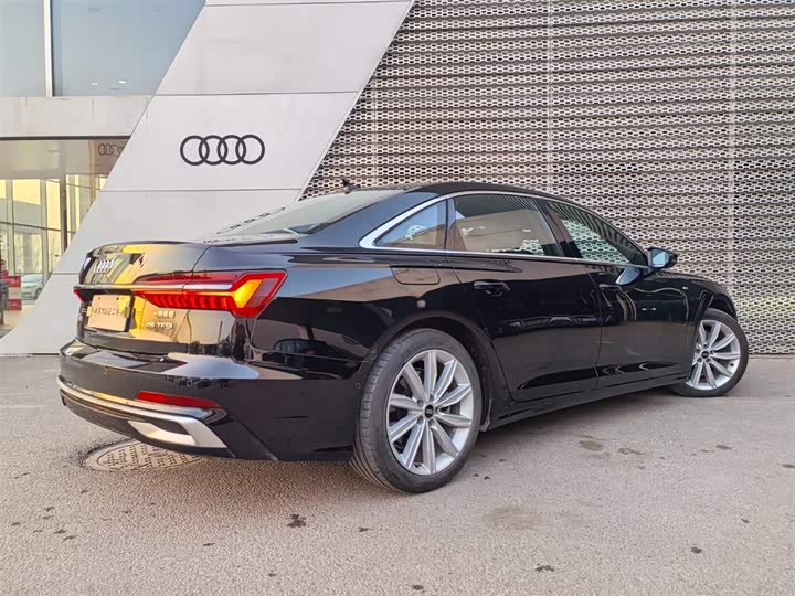 Фото 16 - Audi A6L