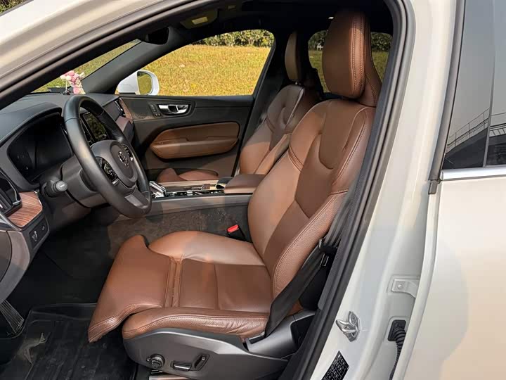 Фото 8 - Volvo XC60