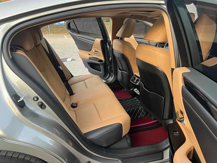 Фото 11 - Lexus ES