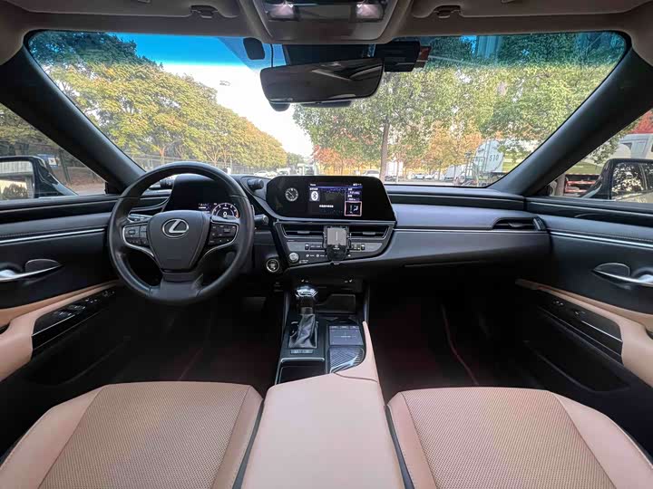 Фото 12 - Lexus ES