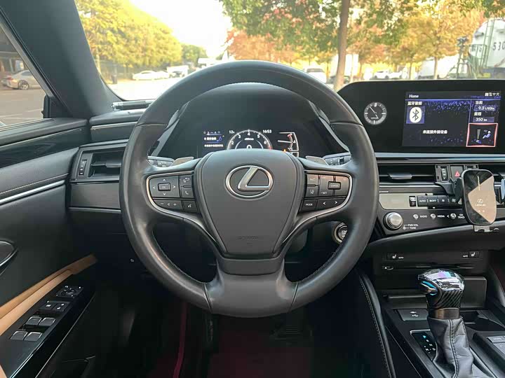 Фото 13 - Lexus ES