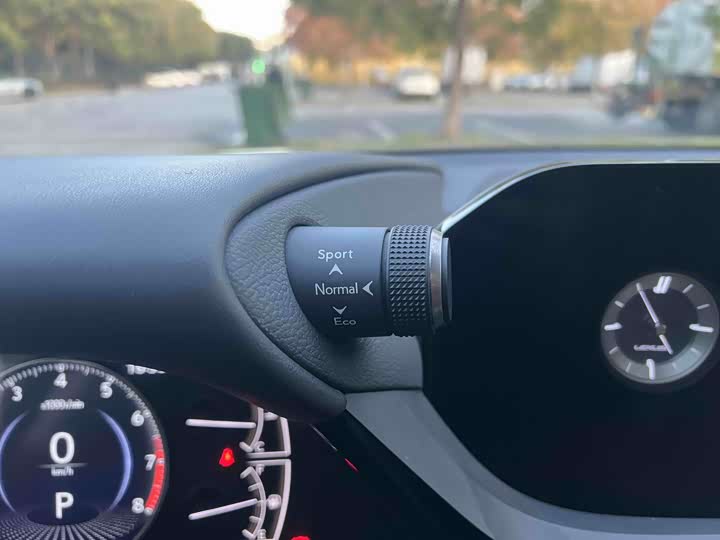 Фото 14 - Lexus ES