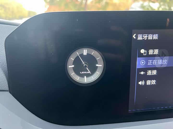 Фото 16 - Lexus ES