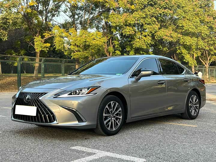 Фото 2 - Lexus ES