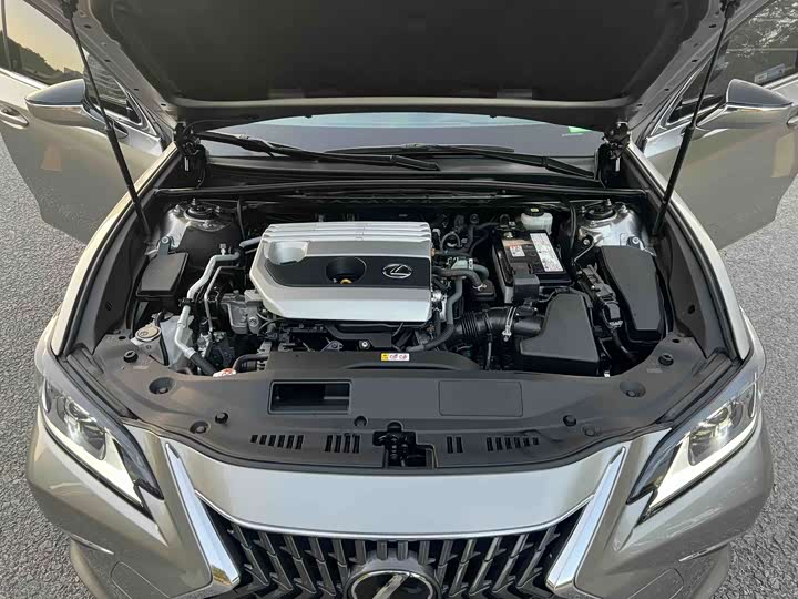 Фото 24 - Lexus ES